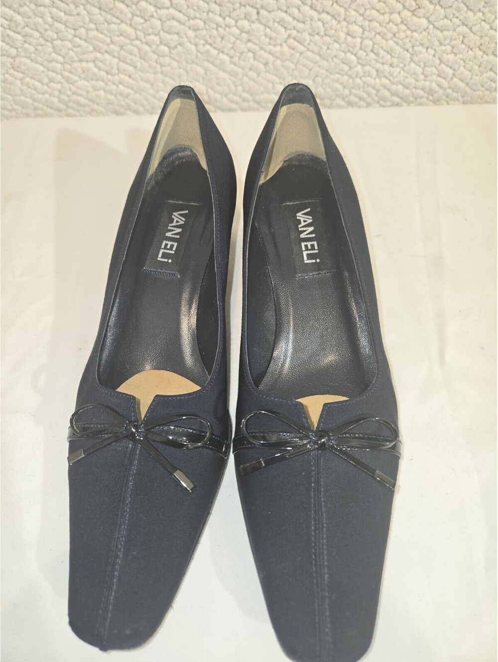 Vaneli Womens Black Fabric Patent Leather Bow And Heel Size 7.5 With 1 3/4 Inch
